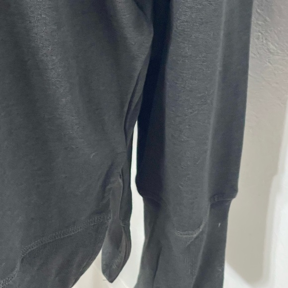 NWT: BENCH Urbanwear Charcoal Long Sleeve Shirt With Thumbholes Size Large - Picture 2 of 8